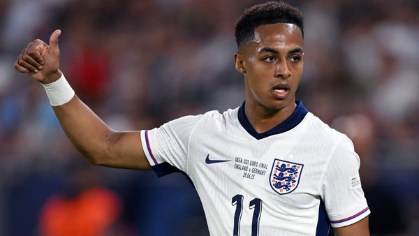 Hutchinson Signs with Nottingham Forest